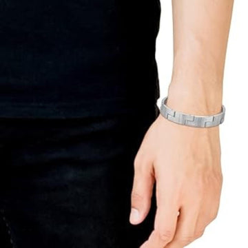 Ατσάλινο βραχιόλι Lacoste 2040155 χειροπέδα σε ασημί χρώμα με ρυθμιζόμενο μήκος φορεμένο.